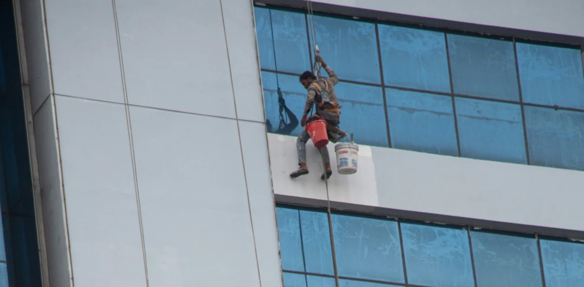 Quando lavava as janelas do 27º andar, a cerca de 20 metros do chão, Mayk Silva sentiu-se de repente a cair