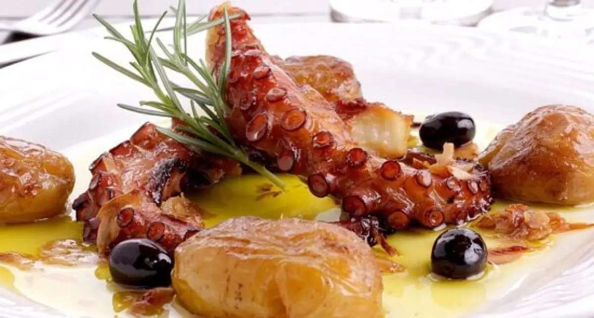 Faz-se um ótimo polvo na brasa com batata a murro que nos toca na alma