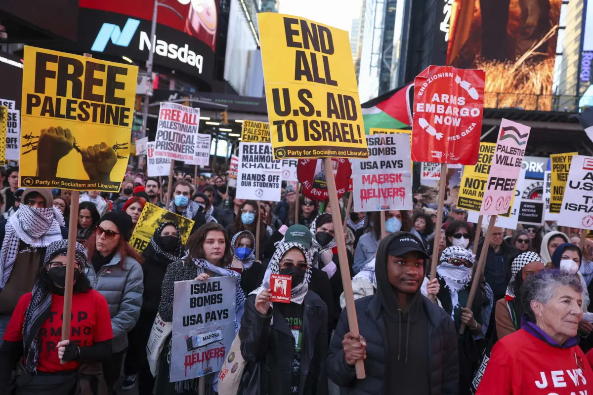 Os ataques israelitas à Faixa de Gaza foram retomados, tendo matado mais de 400 palestinianos em apenas um dia