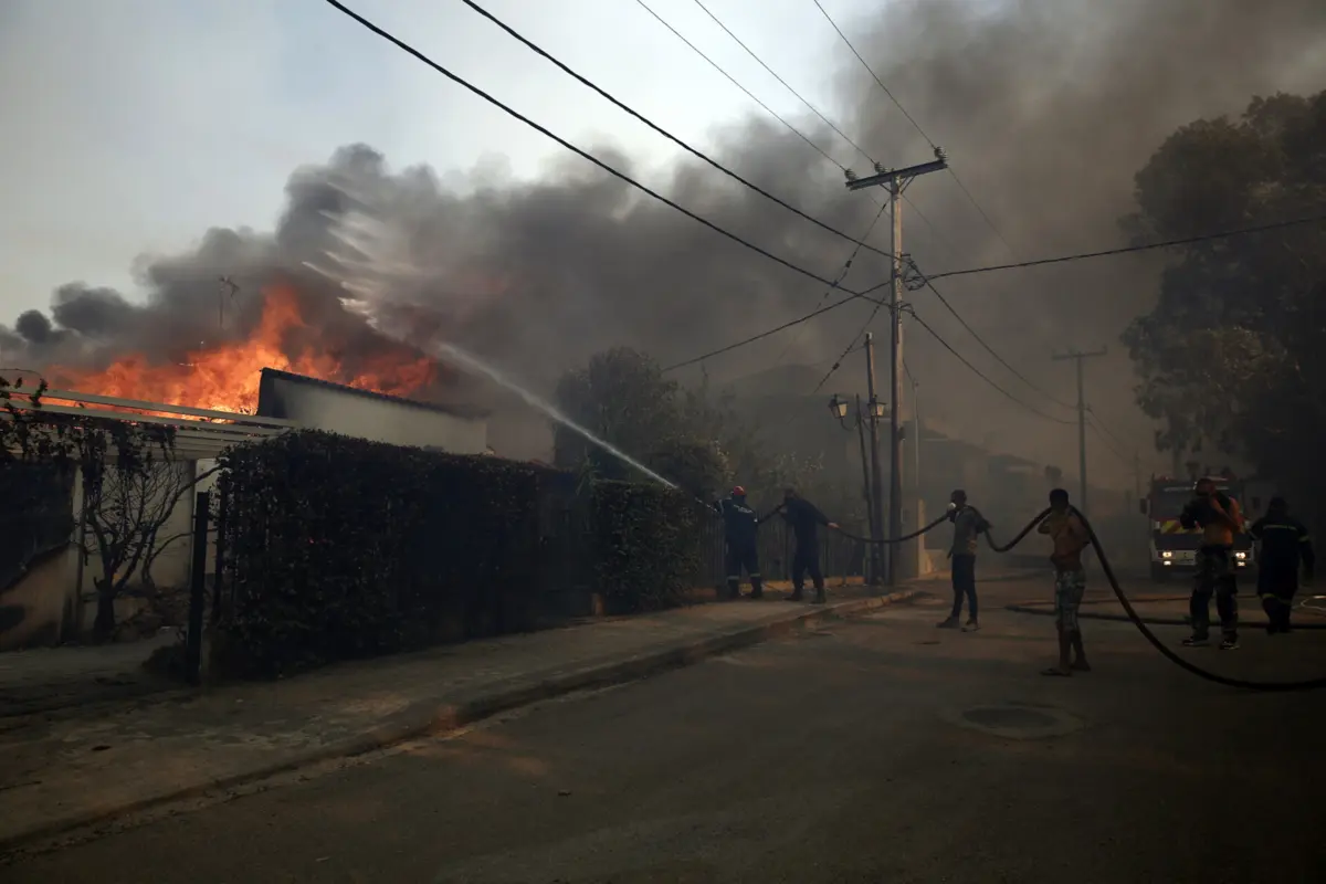 Cinco bombeiros foram hospitalizados no sábado