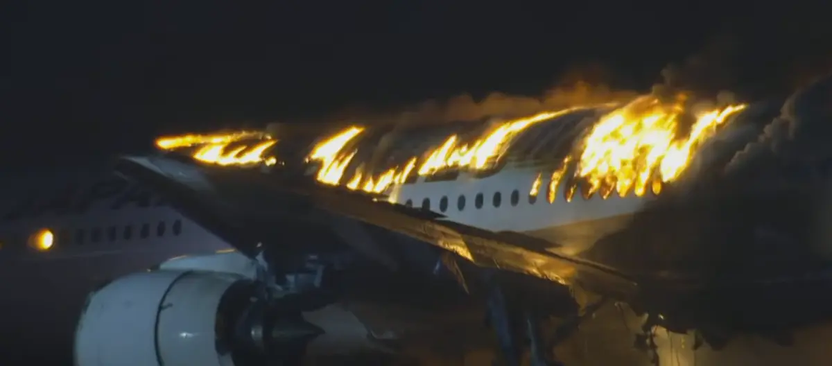 Imagem de contexto do artigo Colisão entre dois aviões no aeroporto de Tóquio provoca incêndio. Resgatados 400 passageiros
