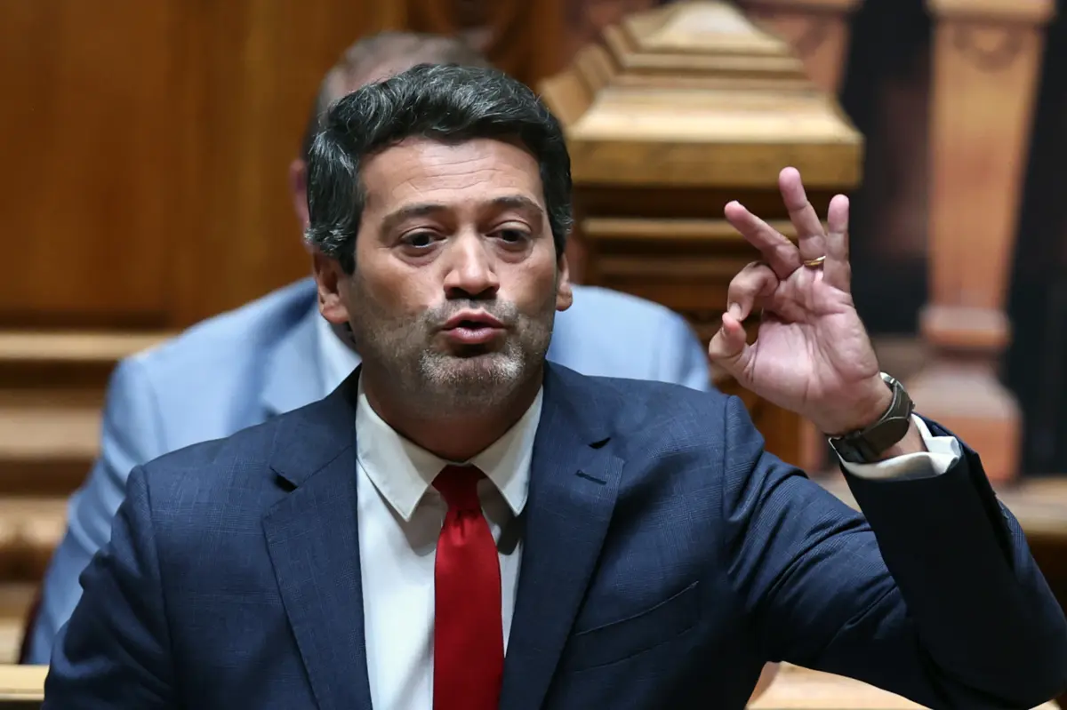 Ventura recusa voltar atrás na lei de estrangeiros. Primeiro-ministro pede respeito pela democracia - TSF