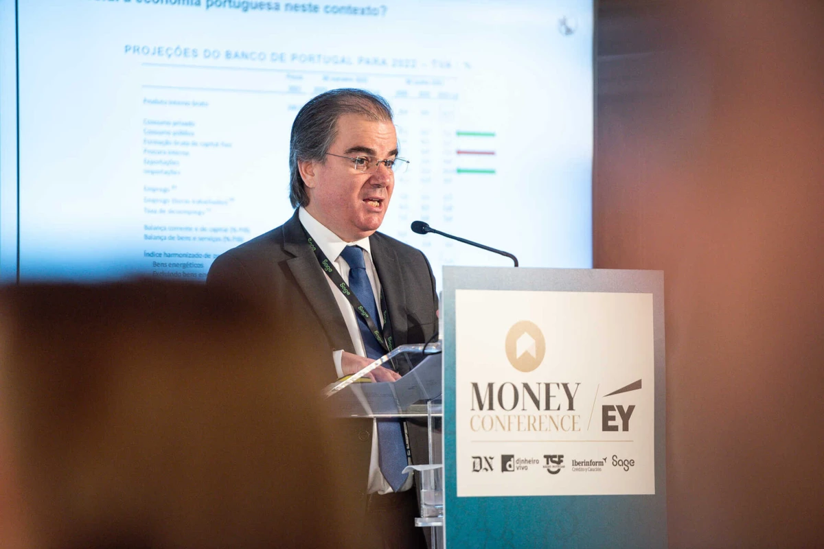 Entre 1991 e 1994 foi auditor Financeiro e de Gestão na Marconi