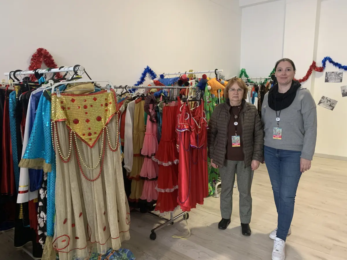 Imagem de contexto do artigo Duas mestres da costura "trabalham todo o ano" para o Carnaval: loja em Loulé tem 400 disfarces à escolha