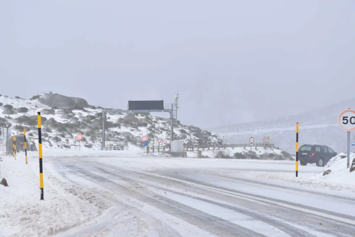Imagem de contexto do artigo Acessos à Serra da Estrela cortados devido à neve