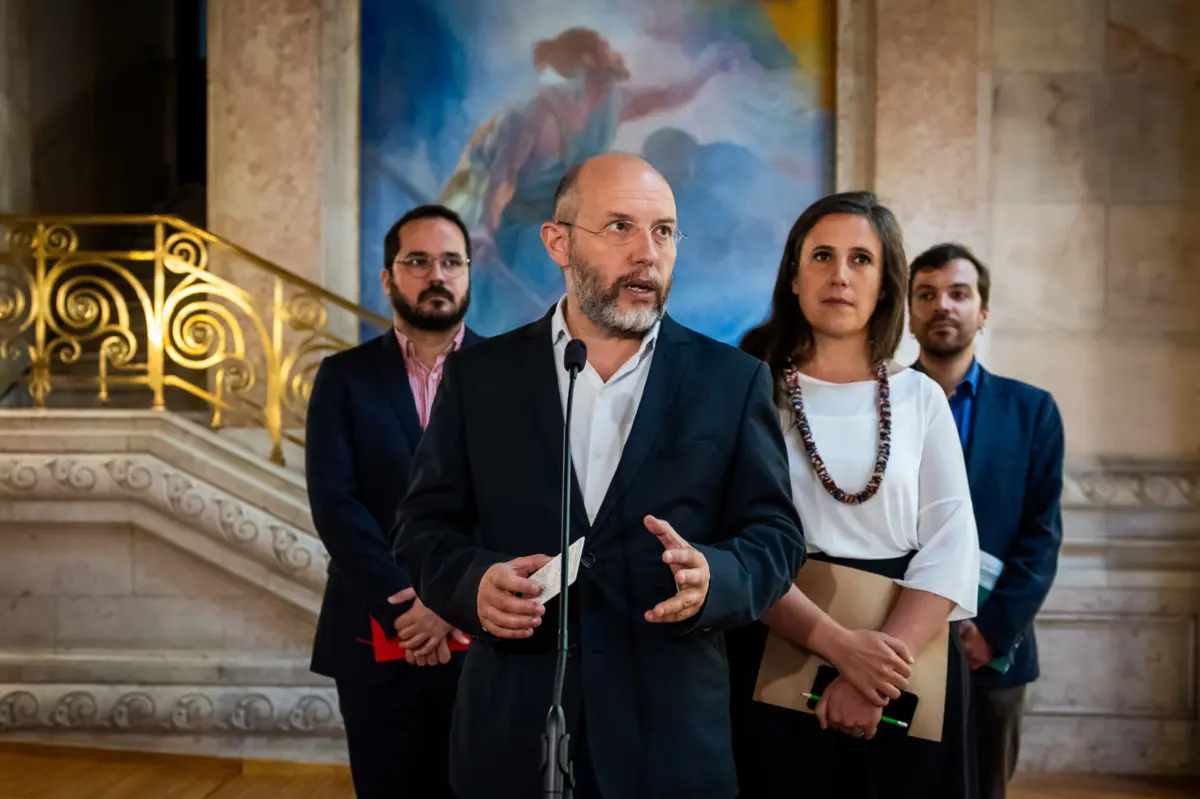 Rui Tavares menciona que o Executivo "está a 30 e tal deputados de aprovar o Orçamento"