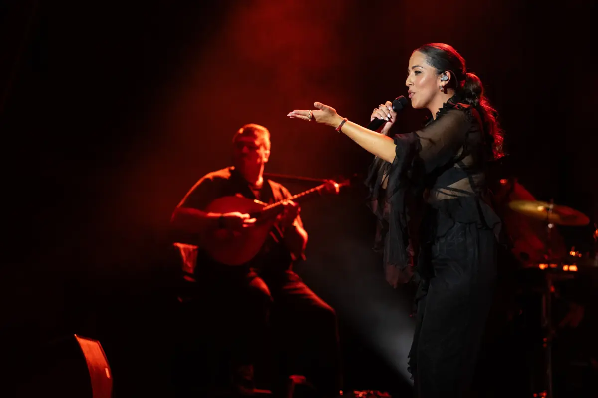 Imagem de contexto do artigo "Avisem que eu cheguei": novo single de Sara Correia é apresentado em palcos "improváveis" de Lisboa