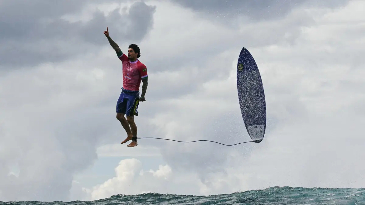 Gabriel Medina reage ao sair de uma onda na 5ª bateria da 3ª volta do surf masculino, durante os Jogos Olímpicos de Paris 2024, em Teahupo'o, na ilha polinésia francesa do Tahiti, a 29 de julho de 2024