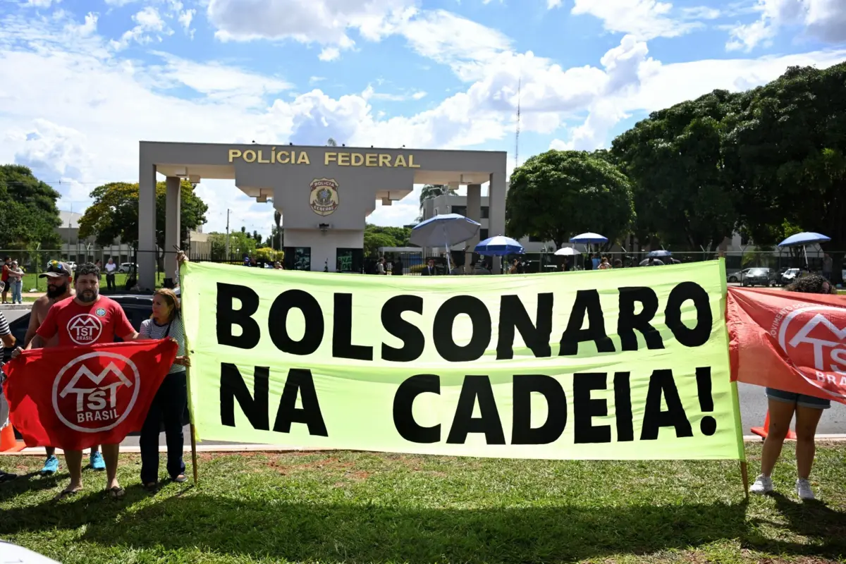 Imagem de contexto do artigo Supremo brasileiro decide manter Bolsonaro em prisão preventiva