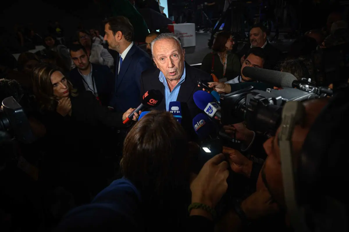 Imagem de contexto do artigo "Regressar ao PSD? A ver vamos." Santana Lopes não fecha a porta aos sociais-democratas