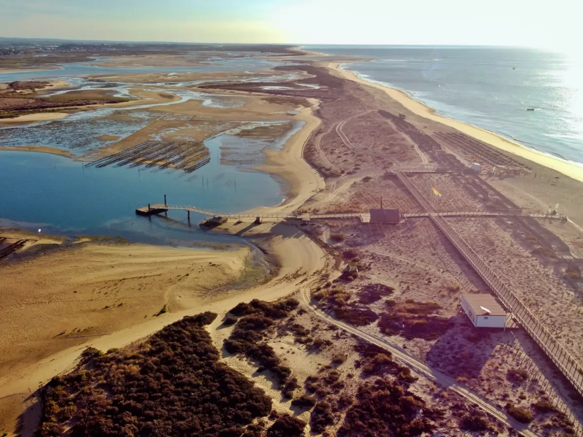 Imagem de contexto do artigo "Intervenção concluída em tempo recorde." Praia da Fuseta-Mar reabre após obras de reposição de areia