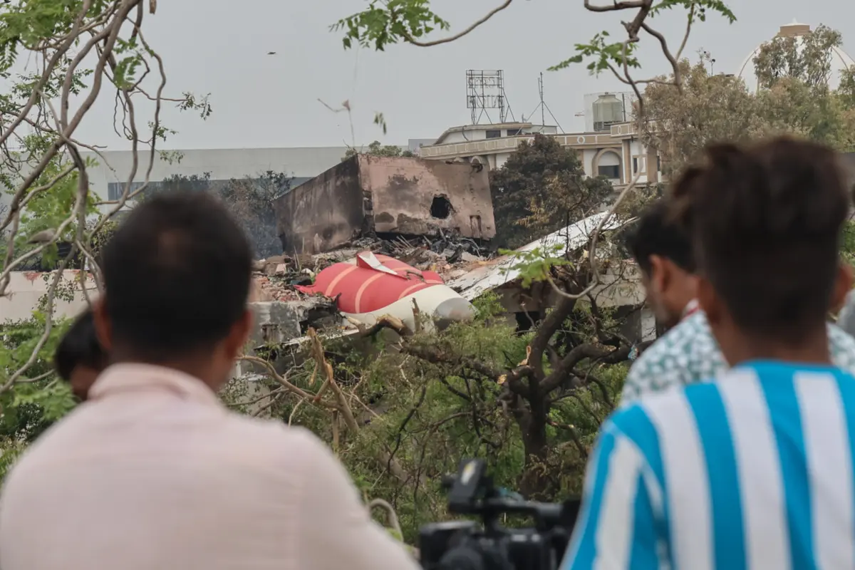 O avião transportava 230 passageiros, sete portugueses, 169 indianos, 53 britânicos e um canadiano, e 12 tripulantes