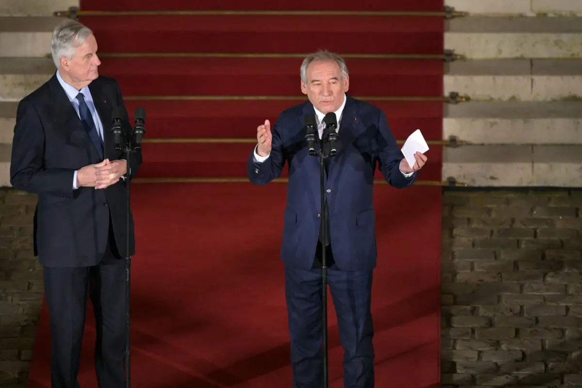 Michael Barnier e François Bayrou na cerimónia de passagem de testemunha