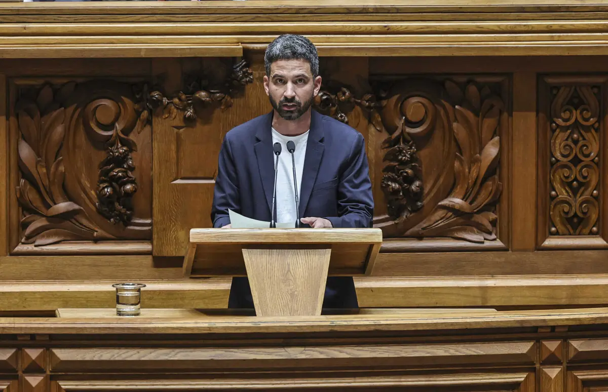 O líder parlamentar do Bloco apela ainda a que "mais vozes" se juntem porque "a democracia defende-se todos os dias"