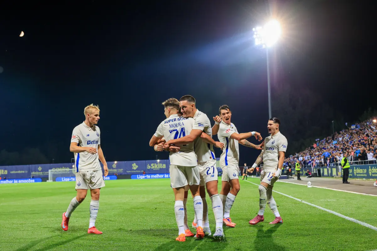 Imagem de contexto do artigo Goleada com menos um: FC Porto vence Arouca e chega às sete vitórias consecutivas no campeonato. Veja os golos