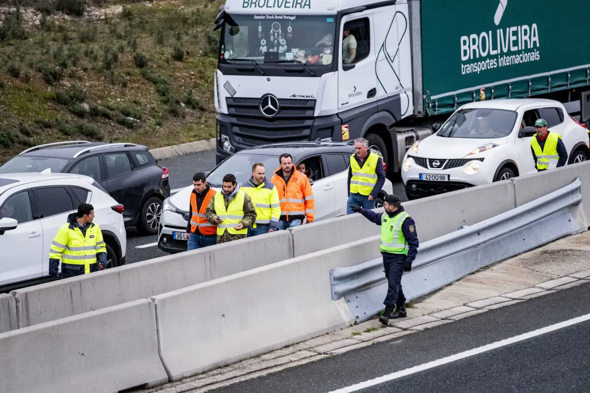 A marcha lenta é organizada pelo Movimento Cívico de Agricultores da Região Oeste