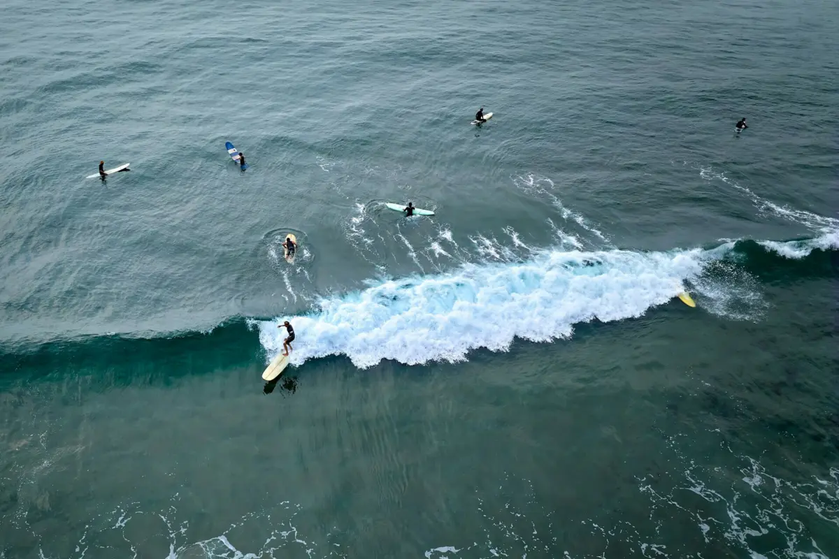 Imagem de contexto do artigo No mar não há fronteiras: associação de surf dá aulas gratuitas a mulheres migrantes e refugiadas