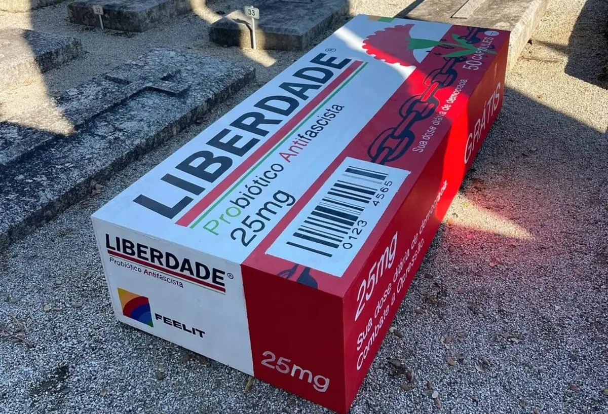 Imagem de contexto do artigo "Probiótico antifascista" na campa de Salazar: apanhado de "surpresa", autarca diz que "é motivo para reviver Abril"