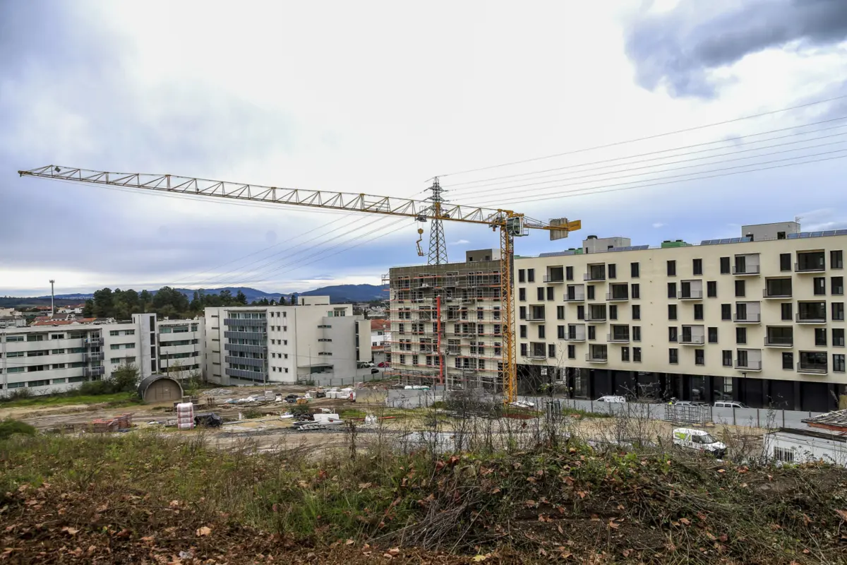 Imagem de contexto do artigo "Tem pouco efeito" e precisa de ser "densificada". Nova lei dos solos alvo de críticas pelo setor da habitação