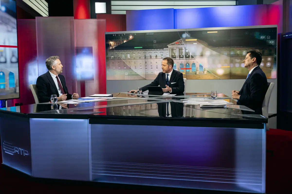 Imagem de contexto do artigo Da “parede” liberal ao “bolo” do PS, a motosserra de Milei foi arma de arremesso e Pedro Nuno até levou “solução para calvície”