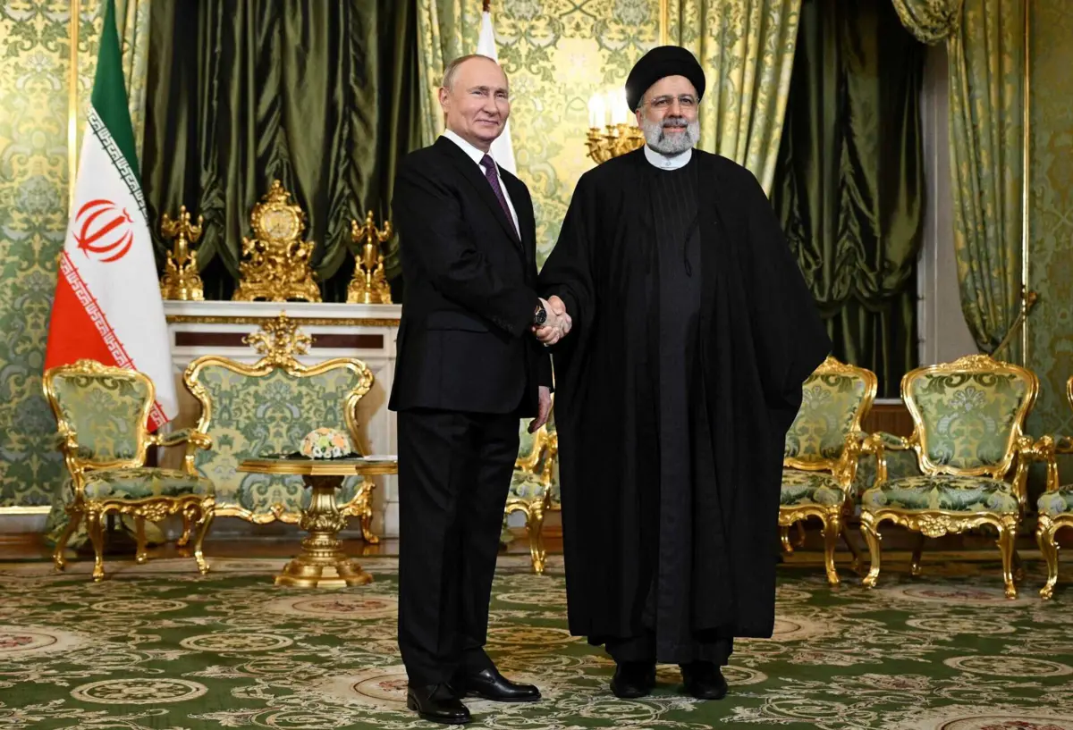 O Presidente da Rússia, Vladimir Putin, com o Presidente do Irão, Ebrahim Raisi