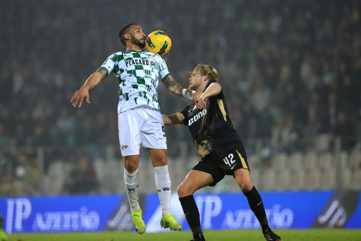 Imagem de contexto do artigo Leões não seguraram a máscara e bolas foram (quase só) à barra: Moreirense vence Sporting por 2-1. Veja os golos