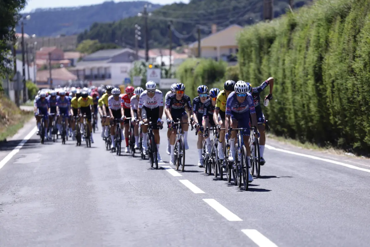 Imagem de contexto do artigo Kaden Groves vence chegada a Ourém e Wout van Aert sobe à liderança da Volta a Espanha