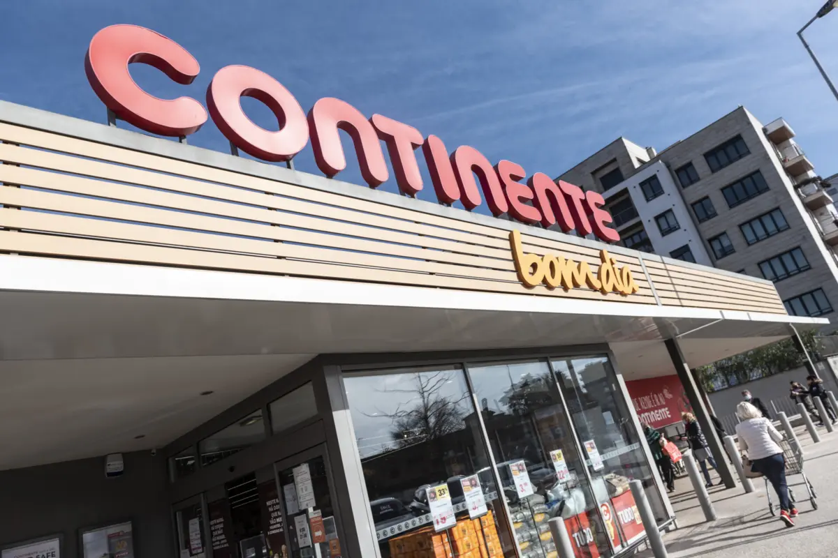 Imagem de contexto do artigo Coimas de 515 mil euros à Worten e Modelo Continente por venda de rádios sem cumprir a lei