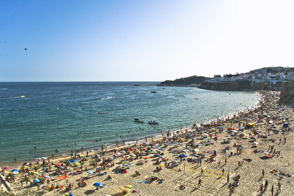 Imagem de contexto do artigo Bandeira vermelha hasteada: quatro praias de Albufeira interditas a banhos