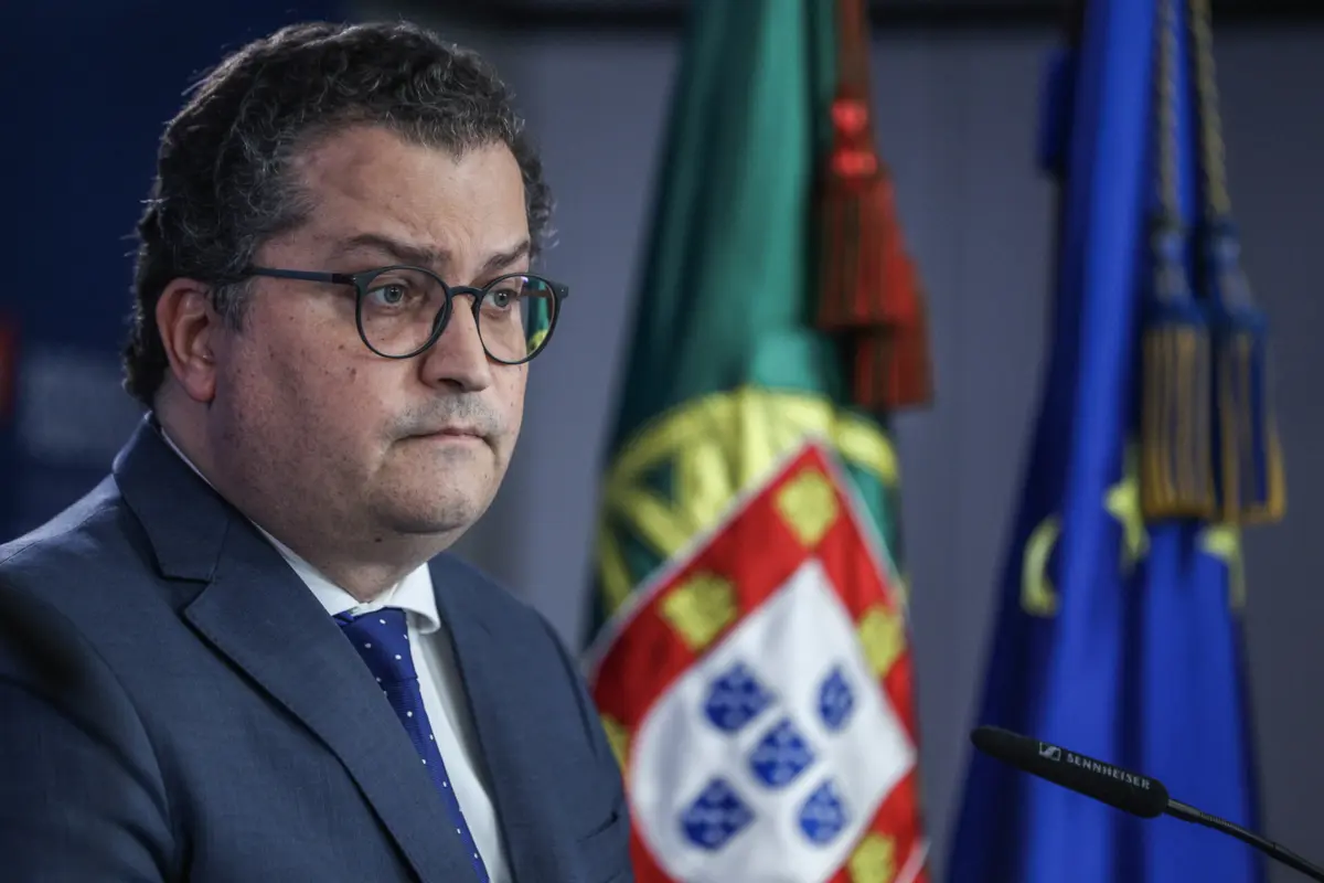 Imagem de contexto do artigo OE2026: Governo promete “bom” documento e continua a prever excedente no próximo ano