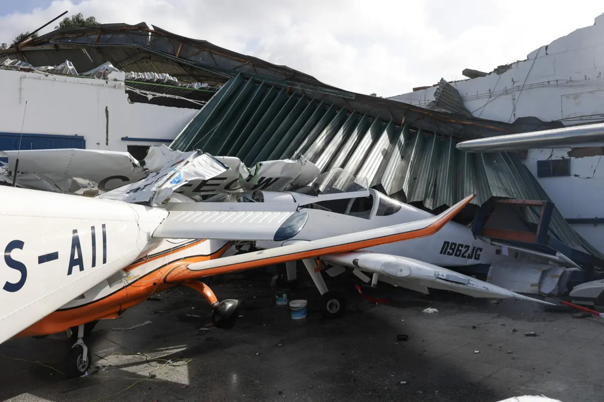O vento causado pela passagem da depressão Kristin destruiu várias aeronaves e o hangar da empresa de manutenção do Aeródromo Municipal Bissaya Barreto, em Coimbra, causando prejuízos superiores a um milhão de euros
