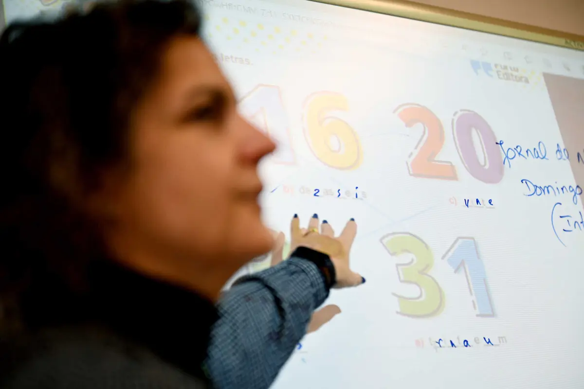 Imagem de contexto do artigo "Lista infindável de escolas onde faltam professores." Ano letivo arranca com milhares de alunos sem aulas