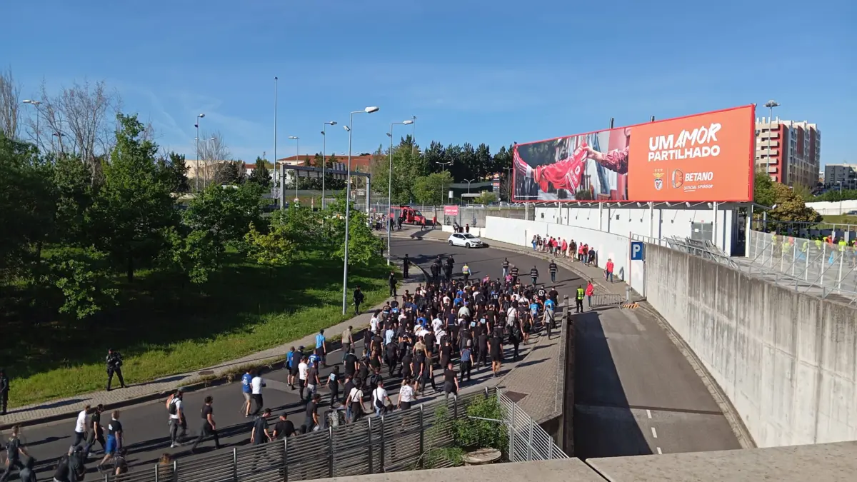 A chegada dos adeptos do Marselha à Luz