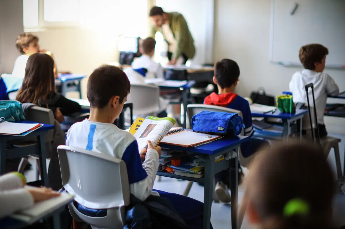 O assunto foi polémico, com as associações de pais a reivindicarem a necessidade de os alunos terem autorização para escrever, pintar e até riscar nos livros