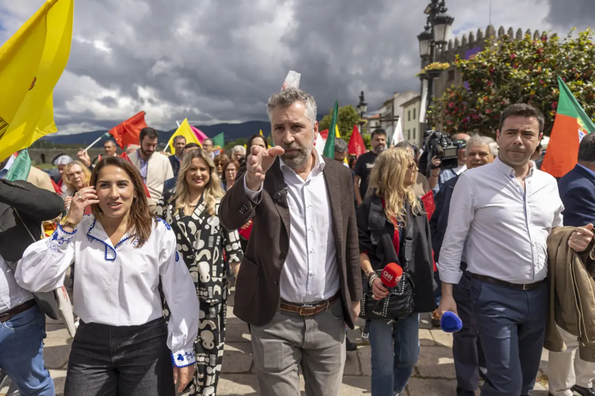 Imagem de contexto do artigo O sorriso ao falar de imigração. Pedro Nuno Santos vê “trumpização de Montenegro”