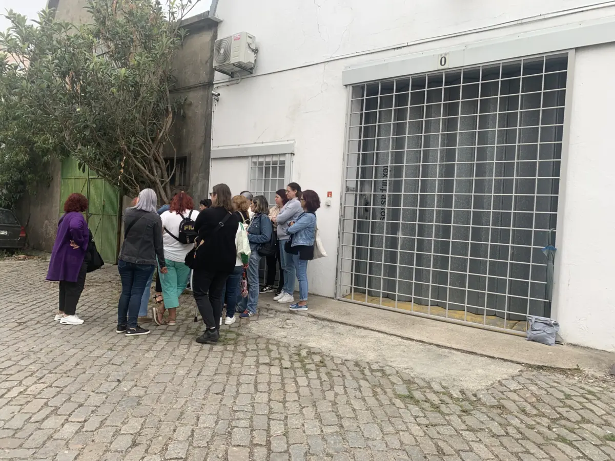 Imagem de contexto do artigo "Foi um choque." Fábrica Têxtil Passos fechada no Porto deixa trabalhadoras sem saber o futuro