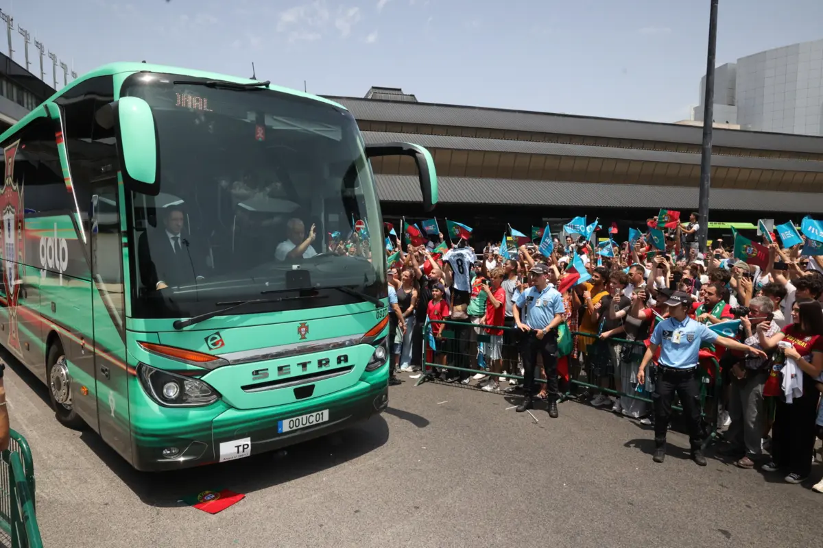 Imagem de contexto do artigo "Habituem-se, vamos continuar a ganhar." O aviso de Proença e a festa da vitória "inesquecível" que saiu do "lombo" de Marcelo