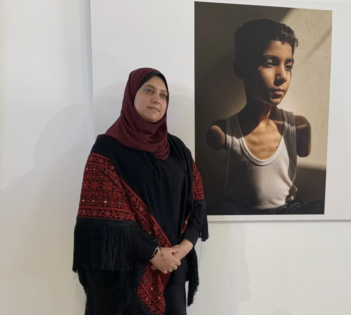 Samar Abu Elouf ao lado do seu trabalho digno de prémio