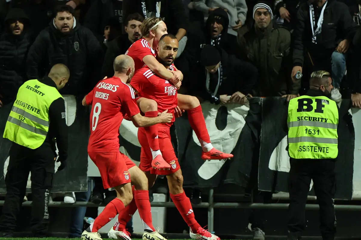 Imagem de contexto do artigo Com uma na mão, sete minutos para não deixar que outra voasse: Benfica vence Farense na Taça. Veja os golos