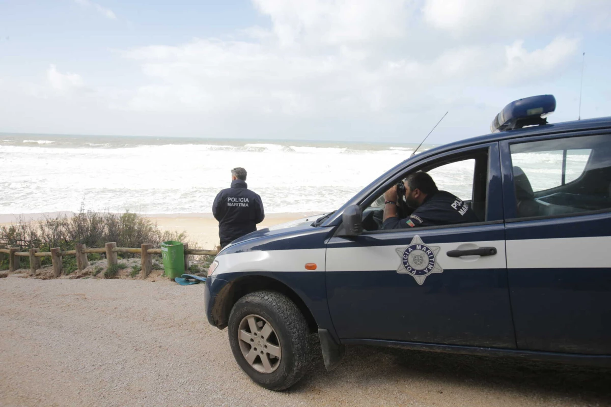 Imagem de contexto do artigo Temperaturas podem fazer lembrar verão, mas "mar é de inverno". Autoridade Marítima aconselha comportamentos de segurança