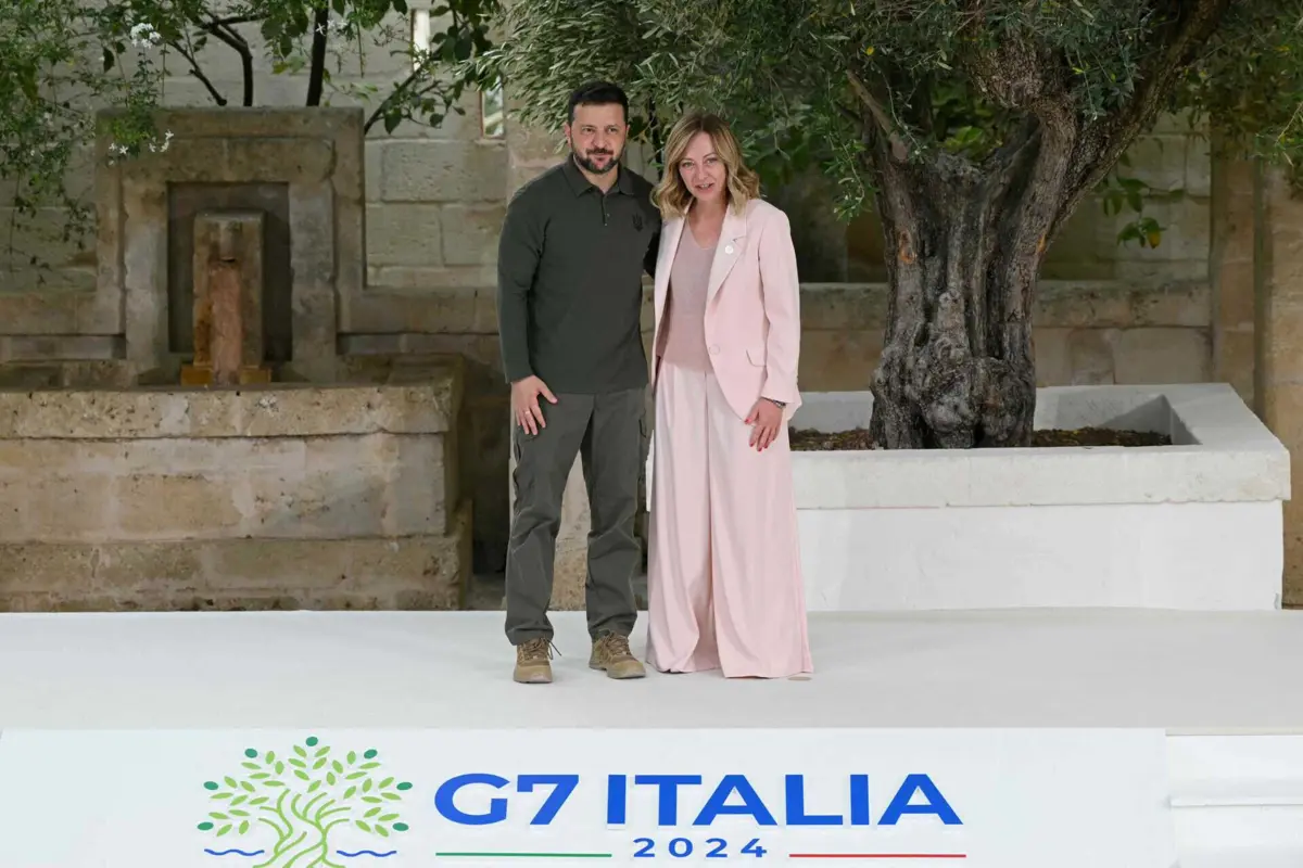 O Presidente da Ucrânia, Volodymyr Zelensky, com a primeira-ministra italiana, Giorgia Meloni