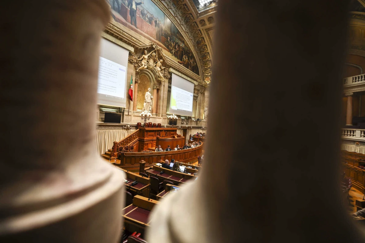 Com a atual composição do Parlamento, onde PSD e CDS não têm maioria absoluta, o OE2025 pode ser aprovado, à esquerda, com a abstenção do PS ou, à direita, com os votos dos 50 deputados do Chega