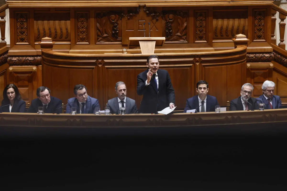 Imagem de contexto do artigo Falhas no SNS, “fruta podre” na polícia, alunos sem aulas, nova lei dos solos: as principais polémicas do Governo da AD