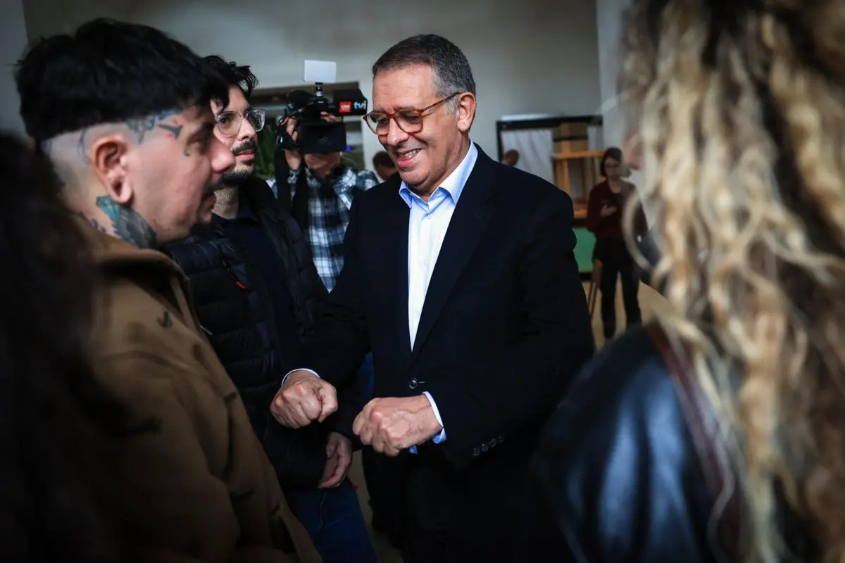 Imagem de contexto do artigo Se a democracia é uma casa a precisar de obras, Seguro traz artistas para pintarem as paredes