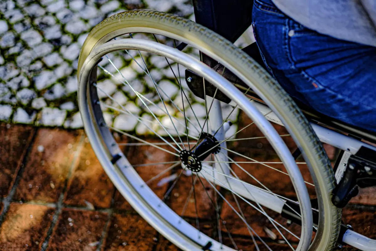 Imagem de contexto do artigo "É como retirar o doce da boca de uma criança." Petição pelo financiamento de medicamento para ataxia de Friedereich chega à AR