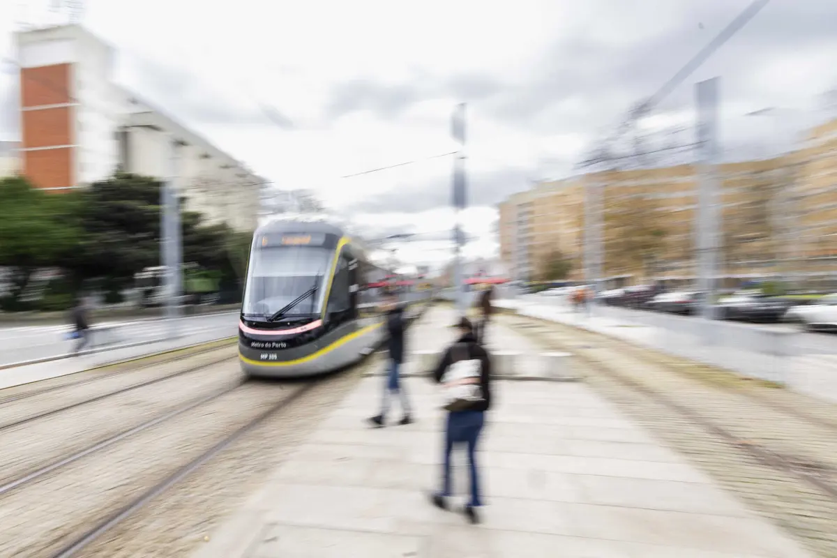 O alerta foi dado pelas 13h55 e não há ainda previsão para a normalização da circulação