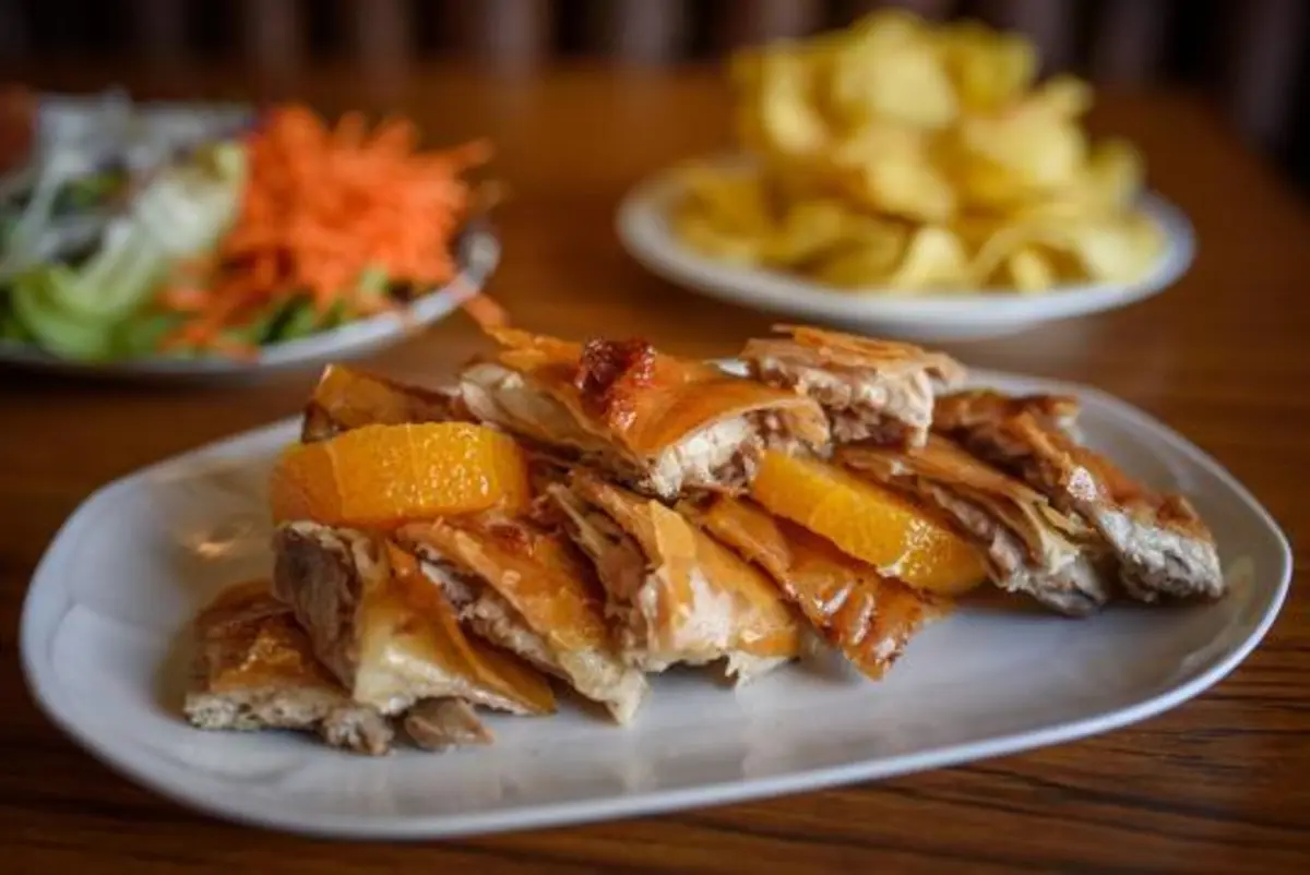 O leitão tem trono nobre aqui, e é um dos raros locais onde se come bom leitão assado à Bairrada fora da Mealhada