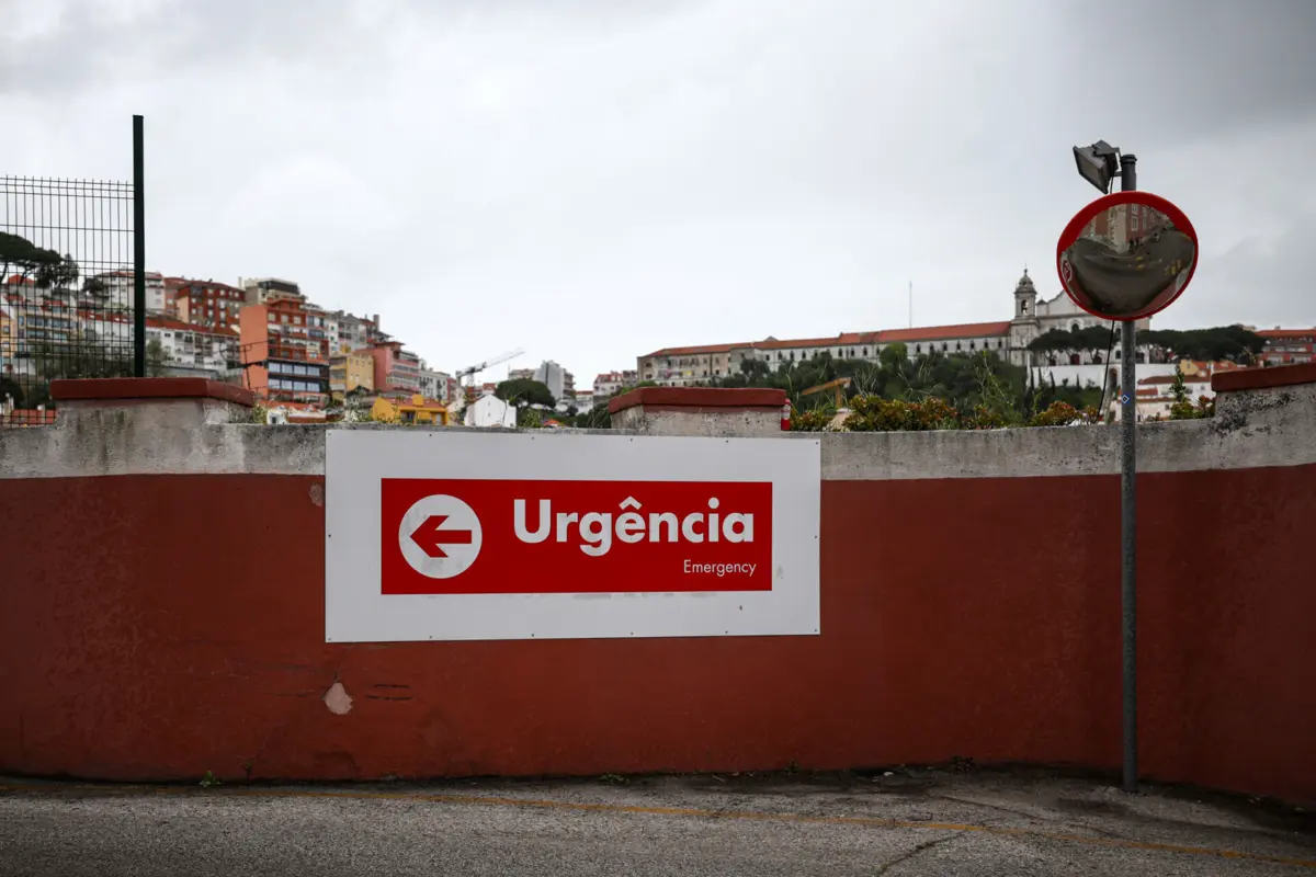 As autoridades de saúde apelam à população para que, antes de se deslocar a uma urgência, contacte a Linha SNS24 (808 24 24 24) para receber orientação adequada