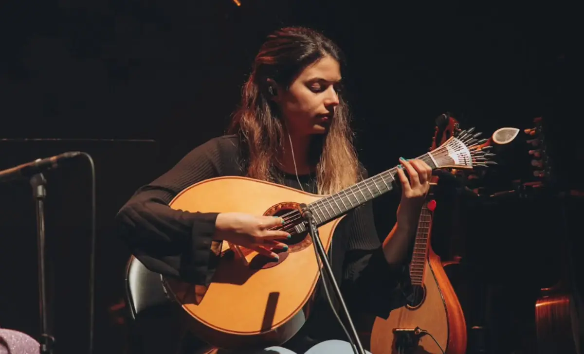 Imagem de contexto do artigo "Caracteriza a alma de um povo." Guitarra portuguesa encanta novas gerações à boleia de Carlos Paredes