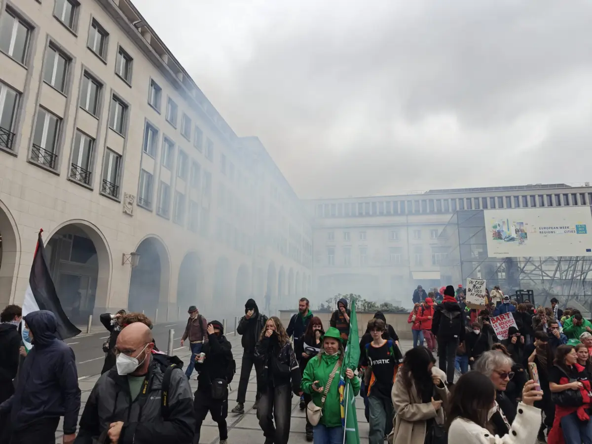 Imagem de contexto do artigo Dezenas de milhares de pessoas protestam contra cortes orçamentais na Bélgica